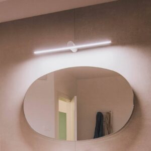 Applique OLEV Slight AP blanche de 102,5 cm au-dessus d’un miroir
