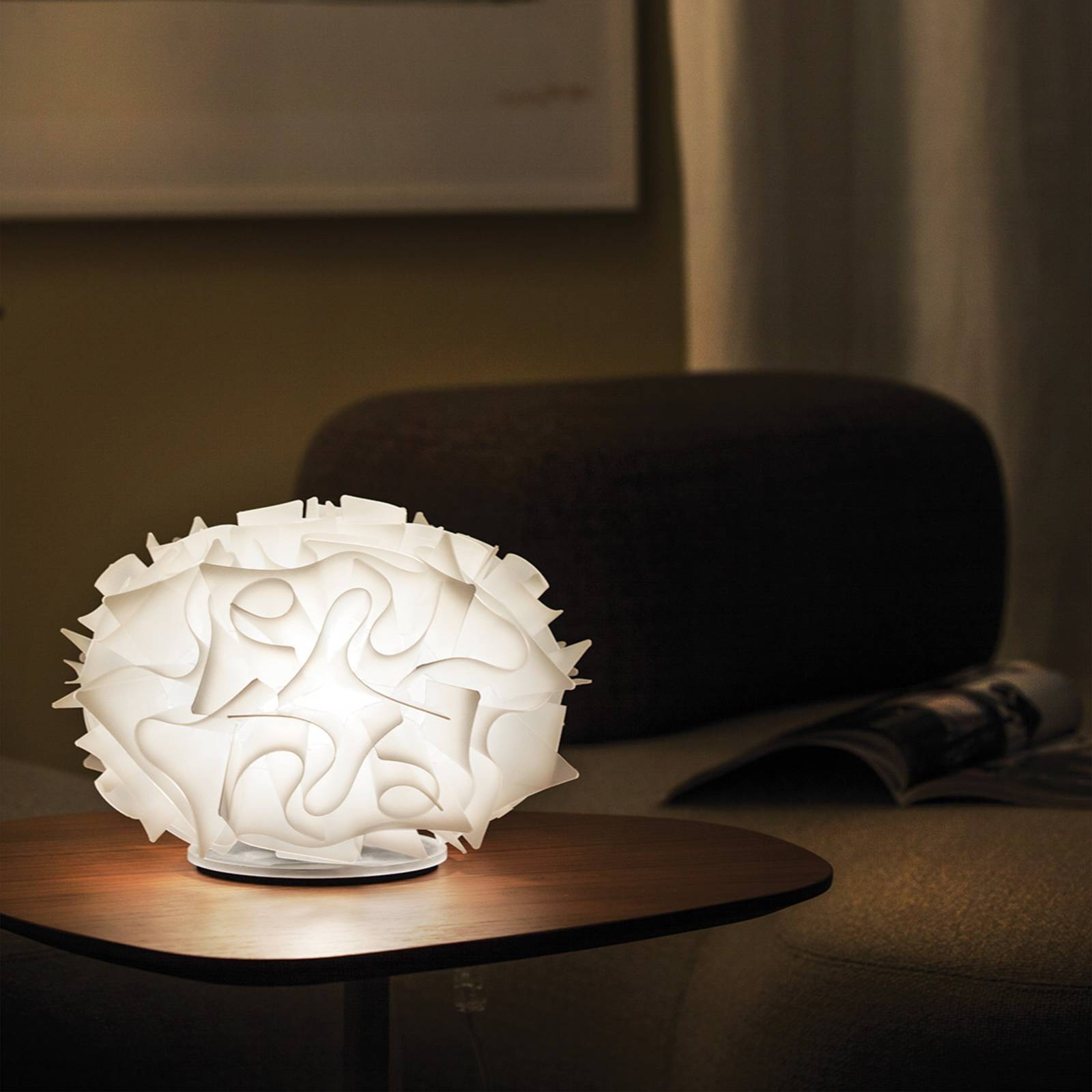 Lampe à poser Slamp Veli blanche avec abat-jour sculptural plissé — vue 2