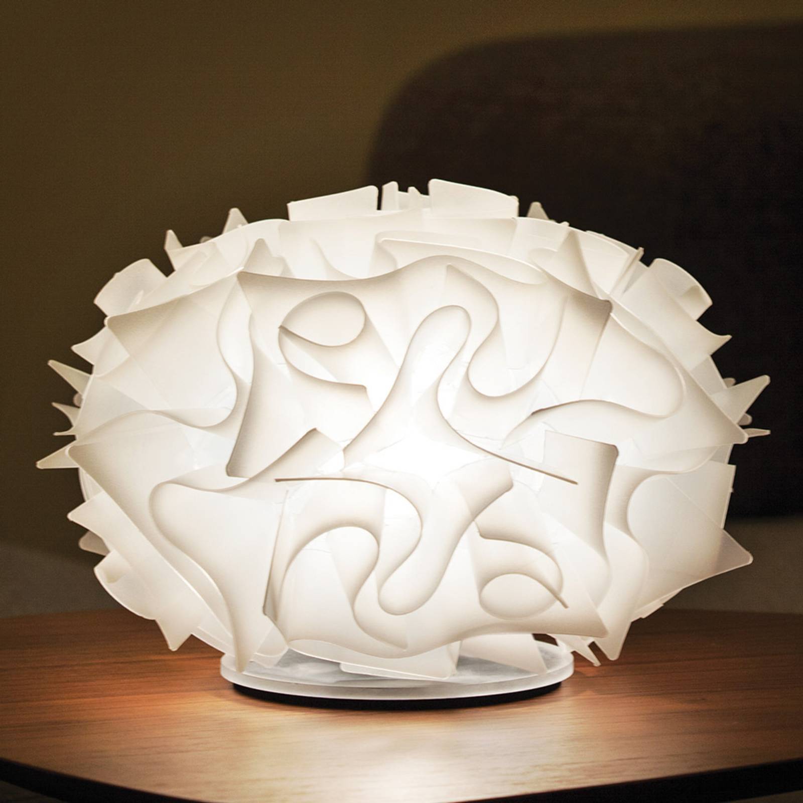 Lampe à poser Slamp Veli blanche avec abat-jour sculptural plissé