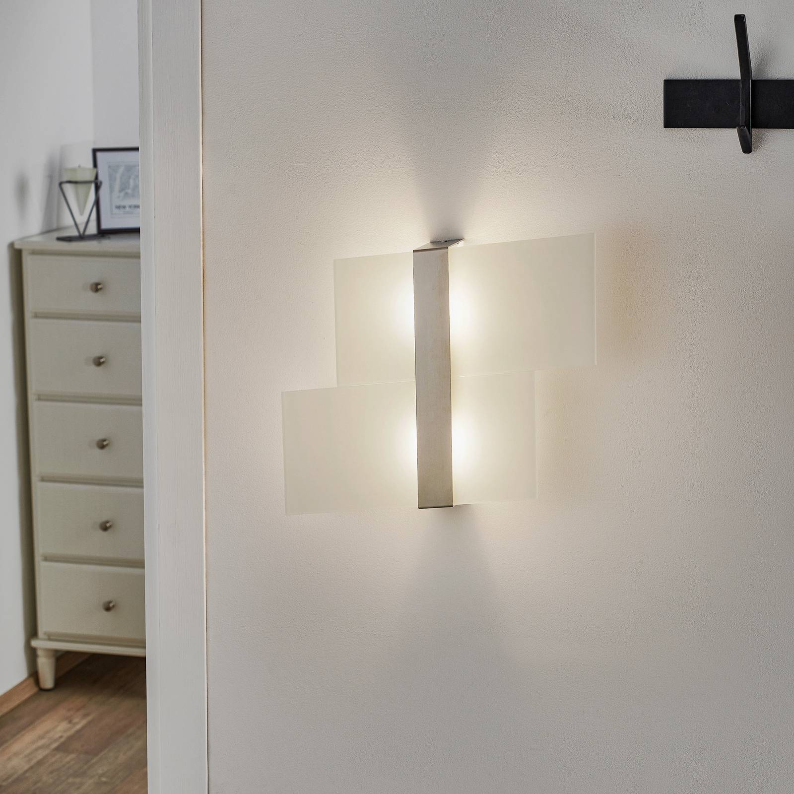 Applique murale Shifted avec deux sections en verre opale et détails chromés — vue 2