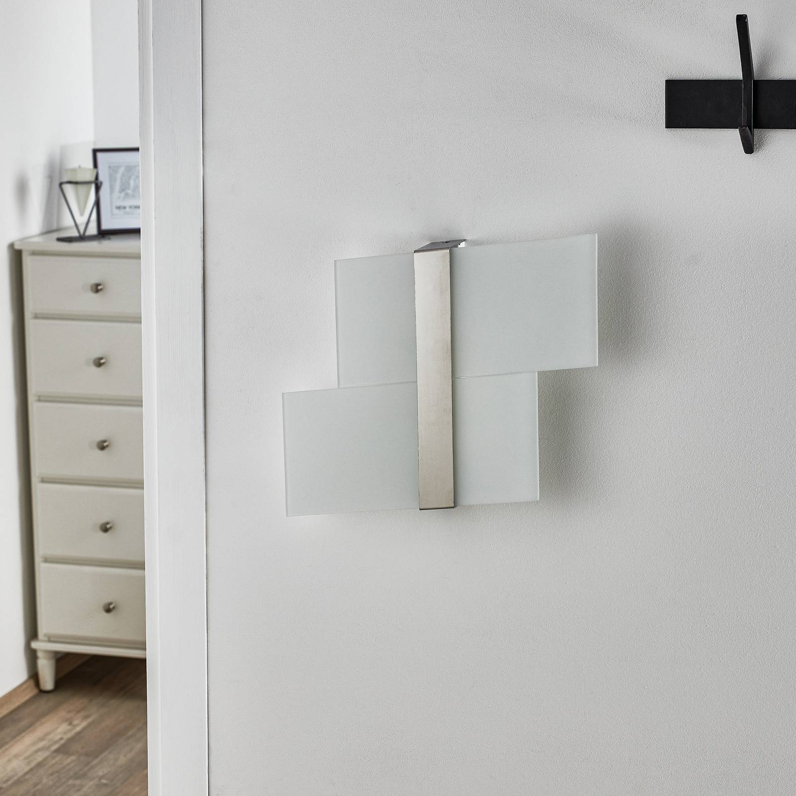 Applique murale Shifted avec deux sections en verre opale et détails chromés — vue 3