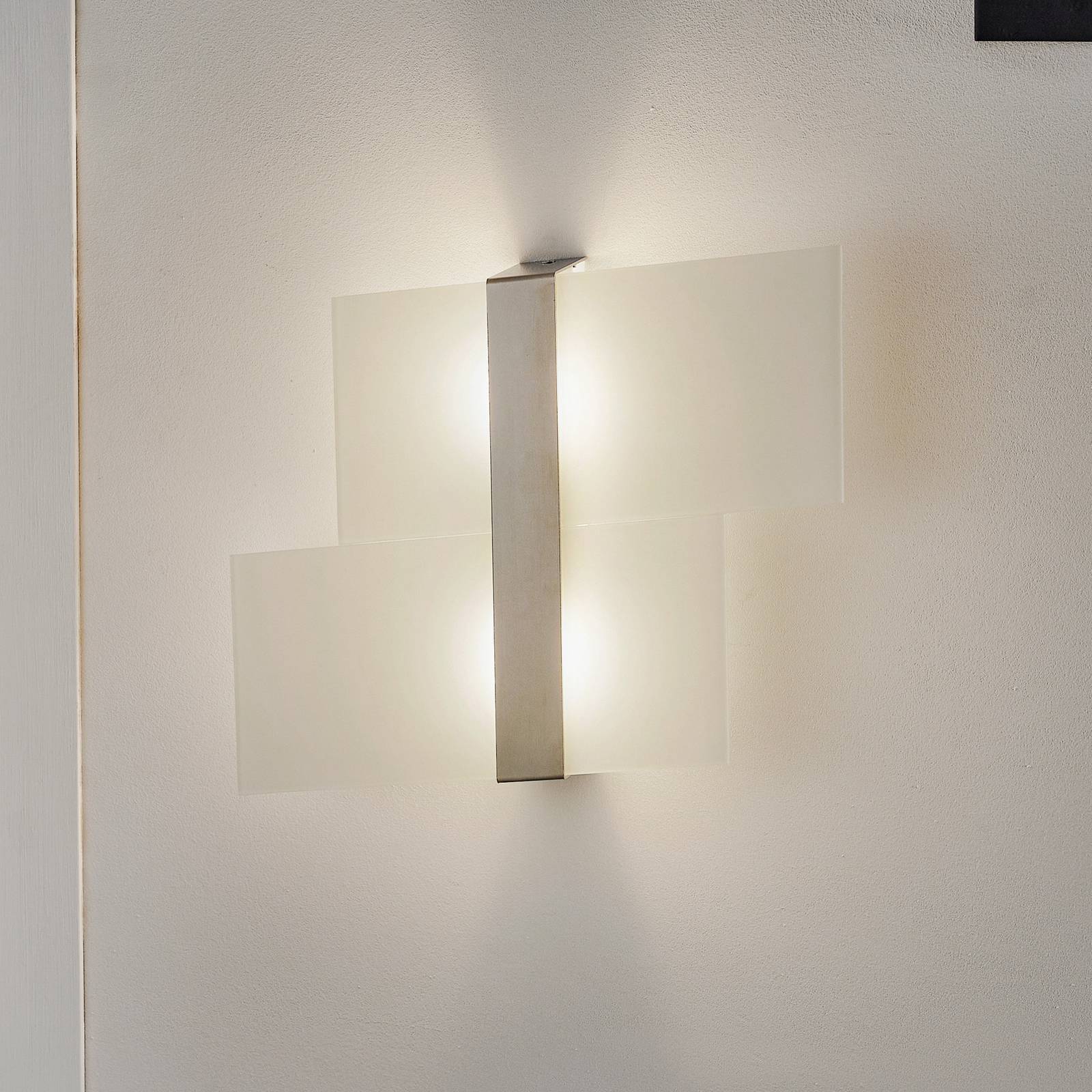 Applique murale Shifted avec deux sections en verre opale et détails chromés