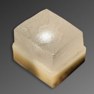 Pavé lumineux Light Stone Beton intégré dans un dallage extérieur avec éclairage LED discret