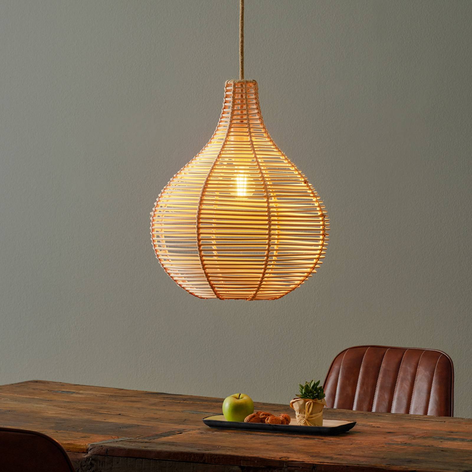 Suspension Viokef Bolita en rotin tressé, silhouette en goutte de 42 cm