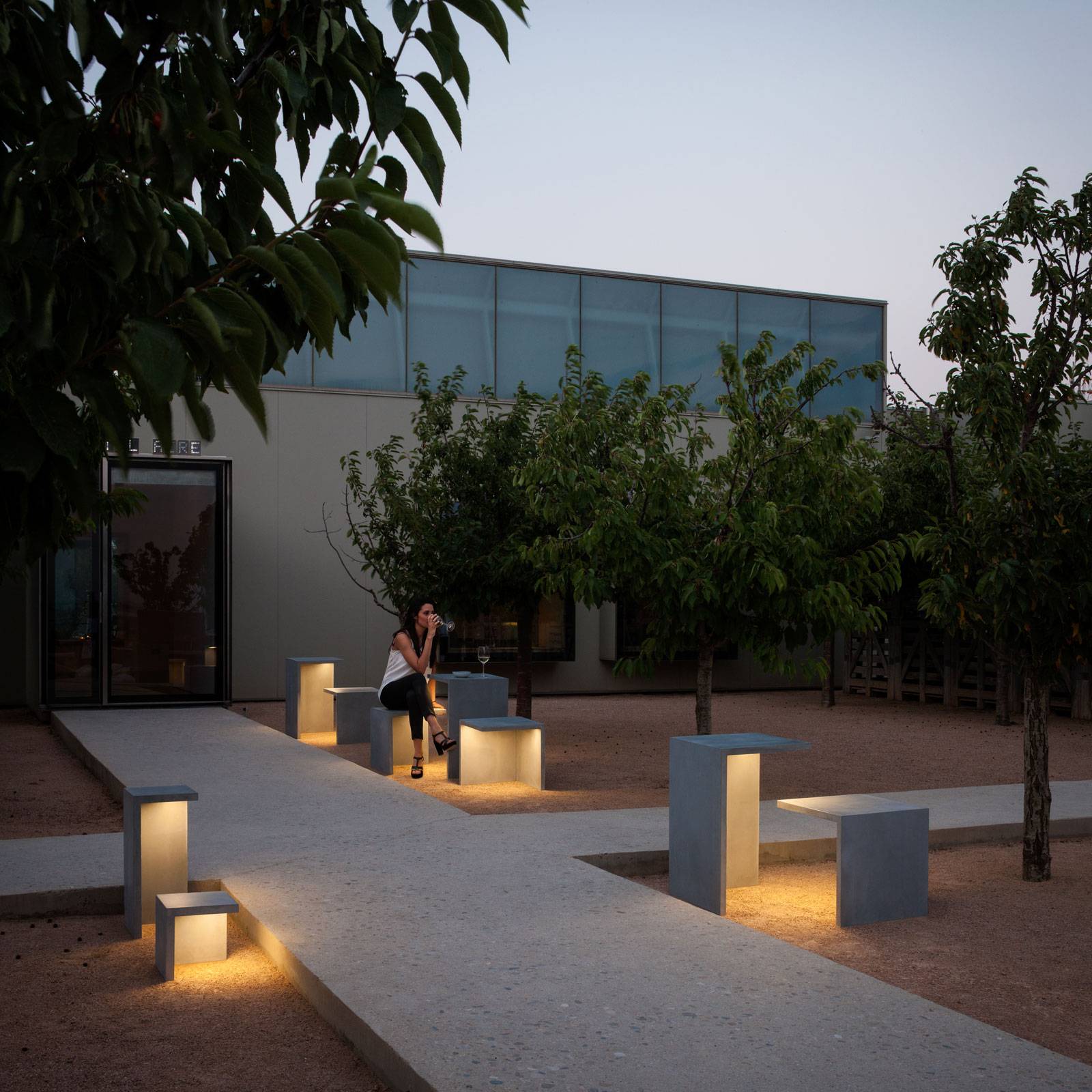 Luminaire extérieur Vibia Empty 4135 en béton polymère avec LED intégrées — vue 2
