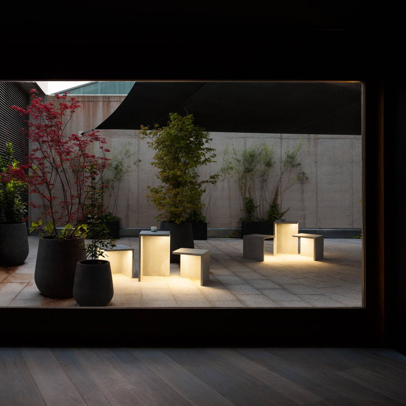 Luminaire extérieur Vibia Empty 4135 en béton polymère avec LED intégrées — vue 4