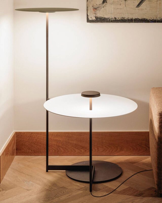 Lampadaire Vibia Flat gris avec tablette intégrée et éclairage LED indirect