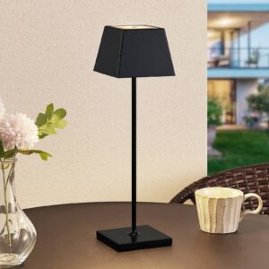 La lampe à poser Patini noire à LED présente un dessin géométrique